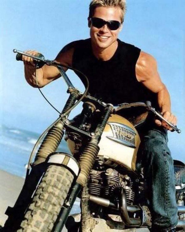 Brad Pitt en moto