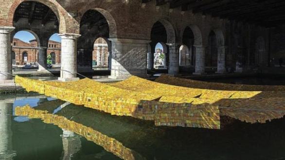 Serge Attukwei Clottey, Time and Chance, 2023. Instalación en el Gaggiandre, Arsenale. © Fotografía: Andrea Avezzù. Cortesía de la Biennale di Venezia.
