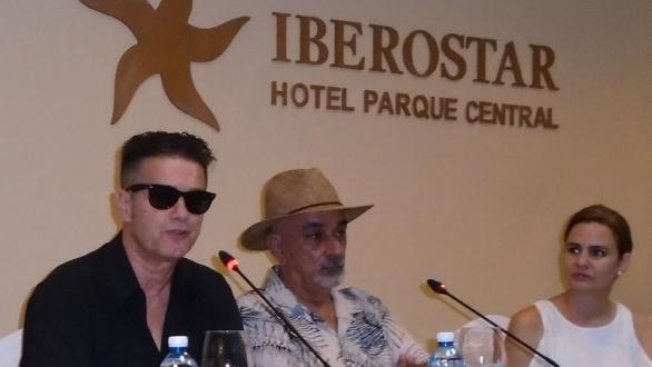 Auserón en conferencia de prensa