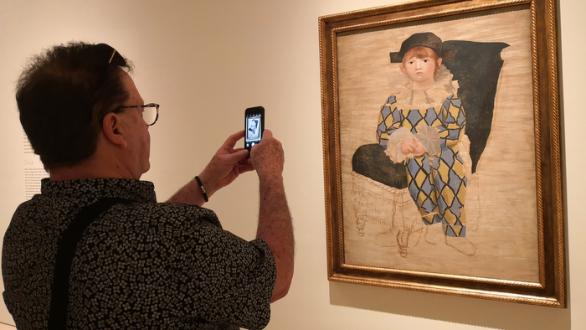 Visitante frente a Paulo vestido de Arlequín, 1924