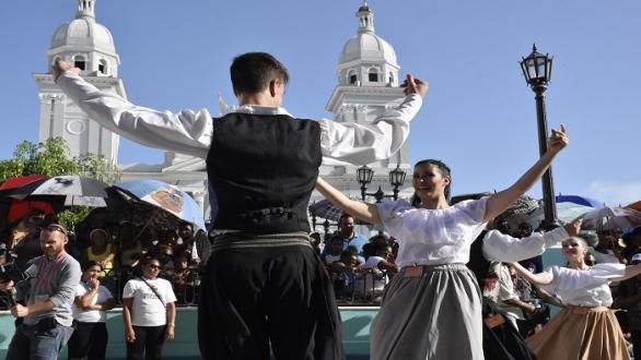 bailarines en Fiesta del Fuego 