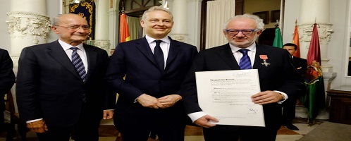 Fernando Francés recibe la medalla de la Orden del Imperio Británico concedida por la Reina Isabel II