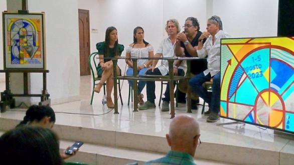 De izquierda a derecha: Yakelín Tapia, directora del Centro Provincial de Cine Holguín; Cynthia Deus y Sergio Benvenuto Solás, coordinadora y director, respectivamente, del Festival Internacional de Cine de Gibara; Joel del Río Fuentes, periodista, crítico de arte y profesor; y René de la Cruz, coordinador de teatro y galas del Comité Organizador.