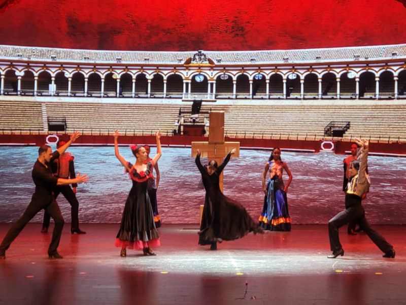 5 Un momento alto de Carmen.Cuba, con Nayara Calderon (el Toro) y Daniel Martinez (el Torero) junto al cuerpo de baile del BEC