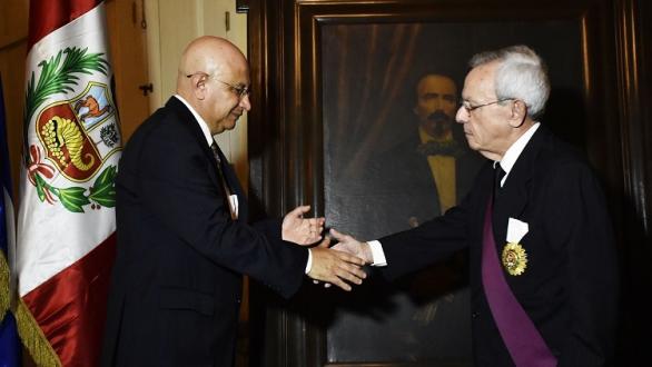 Entrega de la Orden El Sol de Perú a Eusebio Leal 