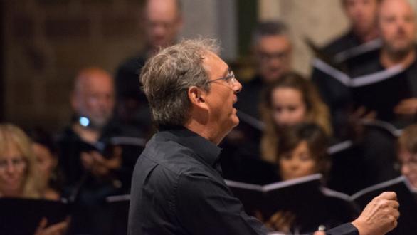 Peter Phillips dirige la orquesta 