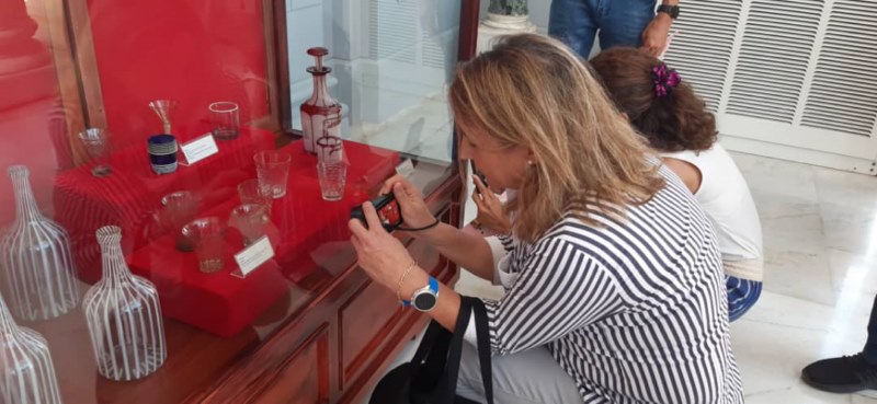 recorrido por la muestra Vidrio español en La Habana. S. XVI-XIX