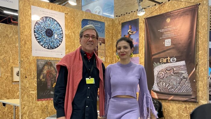 El periodista y crítico de arte, Toni Piñera junto a María Paz Gaviria, directora de la feria ARTBO