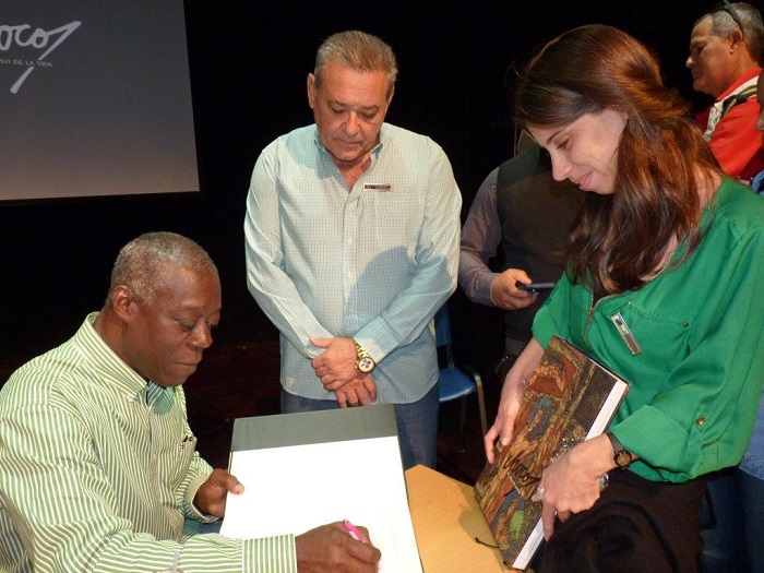 Choco signs copies to Arturo Valdés Curbeira, General Director of FCBC and Martha Ivis Sánchez Ortiz, Head of Promotion and Communication of that institution