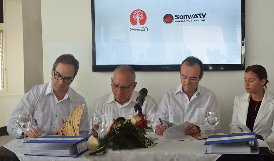 Momento de la firma