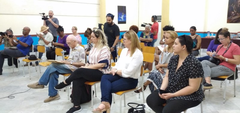 Público asistente a la conferencia sobre el 28 Encuentro Internacional de Academias para la Enseñanza del Ballet