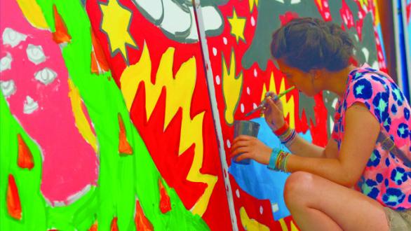 mujer pintando en una pared. MULAFEST 