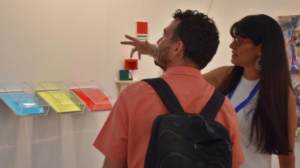 Gabriela Rosso, directora de Rofa Project, explica su proyecto a nuestro corresponsal Yordanis Ricardo