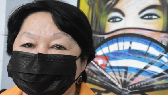 Flora Fong junto a su obra