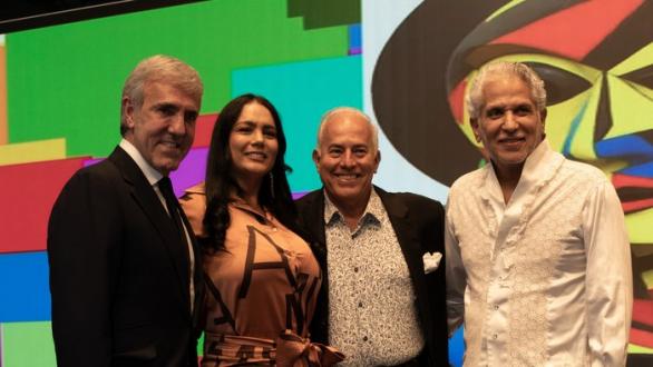 José Moro, a la izquierda, junto a los artistas participantes en el proyecto/ Tomado de https://revistaalimentos.es/