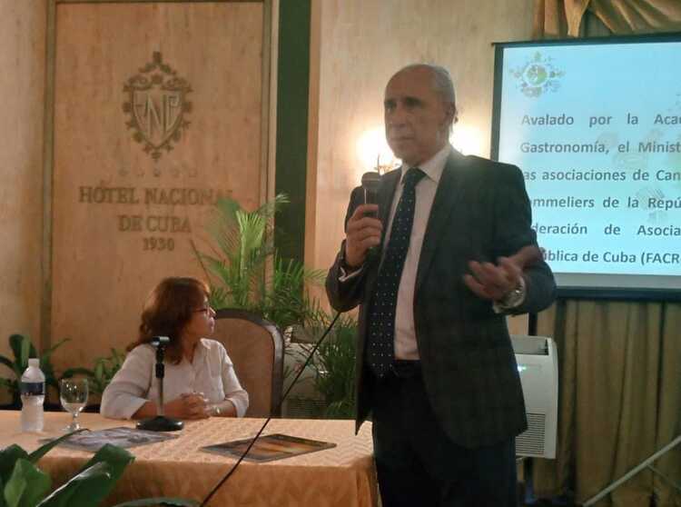 José Carlos de Santiago explicó a los presentes el contenido que tendrá el Seminario