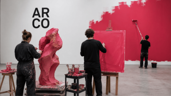 Artistas trabajan en una escultura, un lienzo y una instalación inspirados en el color E94871 elegido por ARCO para su identidad visual de 2027