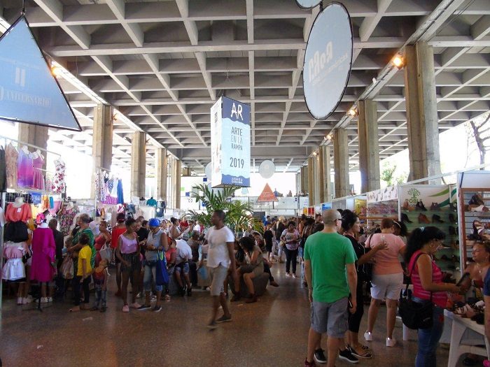 Feria Arte en La Rampa en el Pabellón Cuba