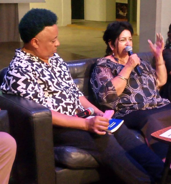 Noel Bonilla-Chongo, autor del libro “Isabel Bustos: danzándote, Habana”, junto a la profesora Isabel Bustos, directora general de Danza Teatro Retazos, en la presentación del libro.