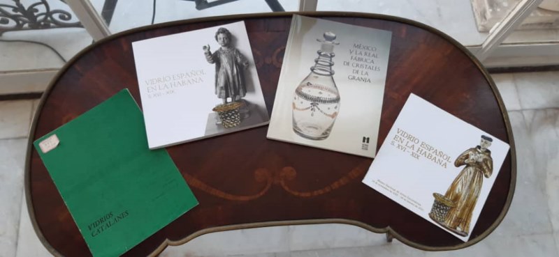 recorrido por la muestra Vidrio español en La Habana. S. XVI-XIX
