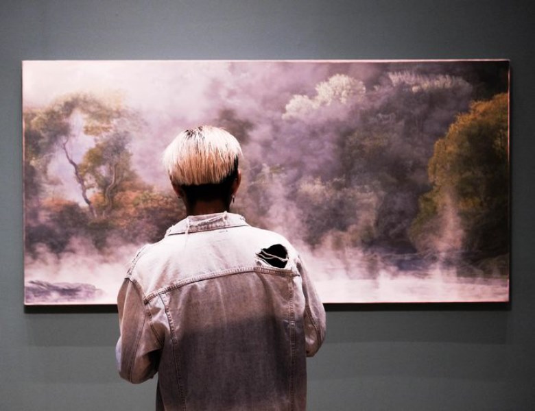 persona frente a obra de arte 