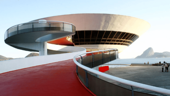 Museo de Arte Contemporáneo de Niterói diseñado por Oscar Niemeyer frente a la bahía de Guanabara