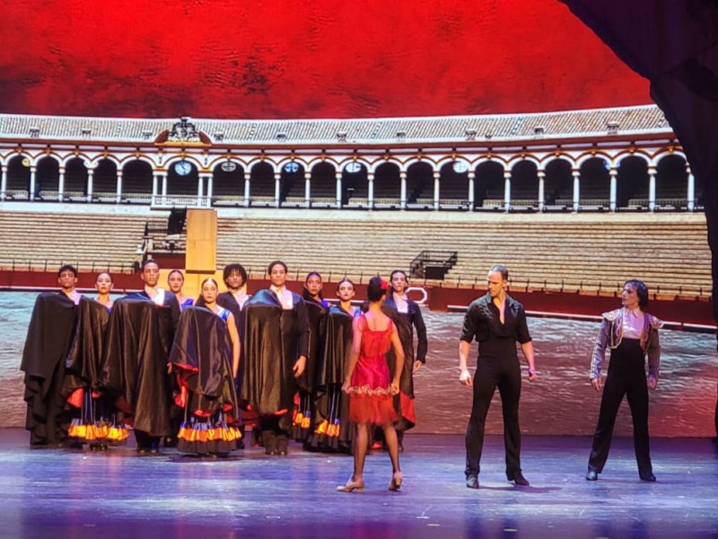1  en los protagonicos, el primer bailarin invitado, Ricardo Quintana (Don Jose), Daniel Martines (Escamillo, el Torero), Kelly Alvarez  (Carmen) y el cuerpo de baile