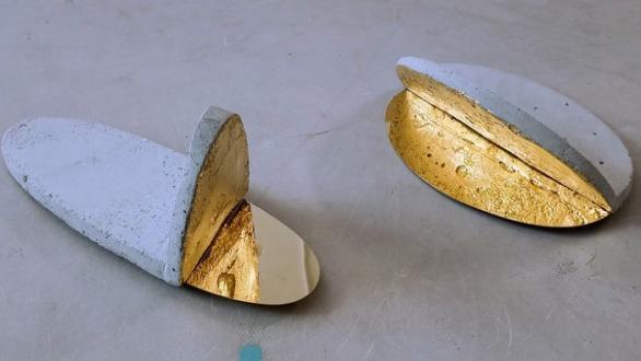 Mercedes Lara. La cara visible, 2022. Detalle de 13 piezas de hormigón sobre gres y pan de oro, medidas variables
