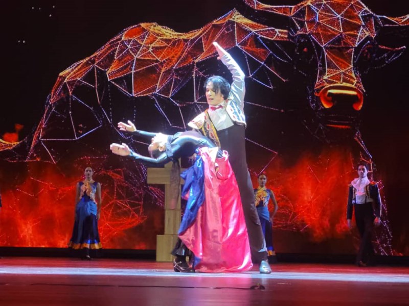 Una escena cumbre en Carmen.Cuba, entre el Torero (Daniel Martinez) y el Toro (Nayara Calderon). Detras la magnifica escenografia de Tamine González