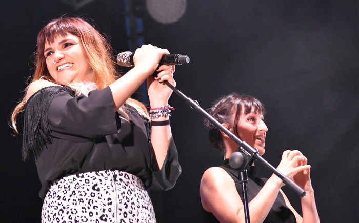 La cantautora Rozalén, como siempre, acompañada por Beatriz Romero