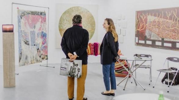 personas en feria de arte 