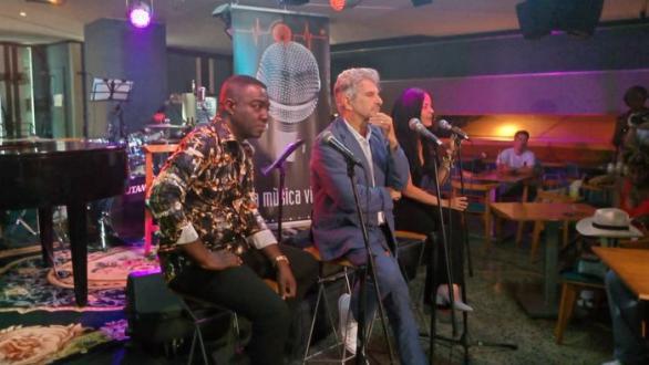 De izquierda a derecha el Maestro Manolito Simonet, el cantautor italiano Geanmarco Scognamiglio, Gen; y Heidy González, musicóloga de la Egrem.