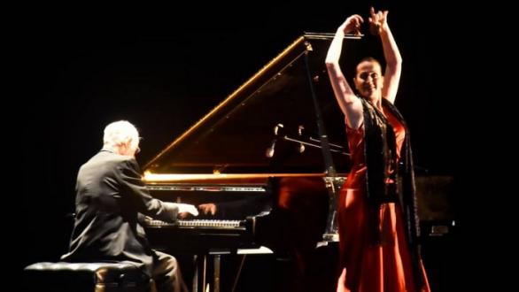 Maribel Gallardo acompañada por el pianista Nelson Camacho