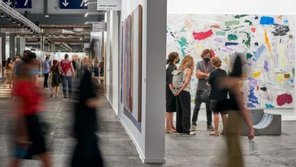 Imágenes de personas en los espacios de ARCOMADRID