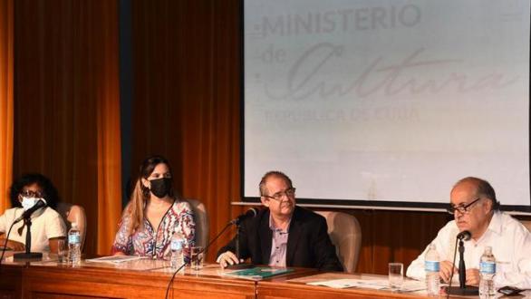 personas que intervinieron en la conferencia de prensa de la feria del libro de La Habana 
