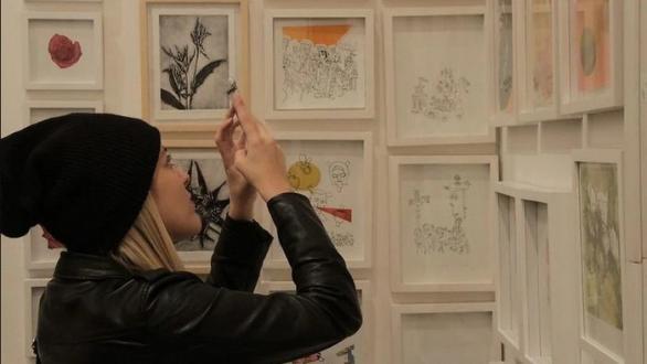 persona toma fotos de obras de arte en arteba