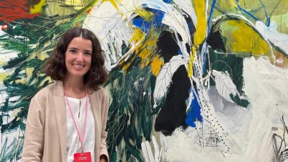 Begoña Lumbreras junto a obra de arte en Estampa 2021