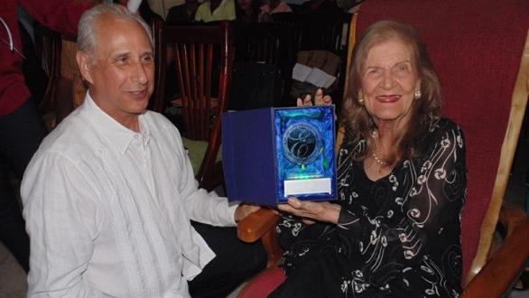 José Carlos de Santiago entrega a Carilda el Premio Excelencias