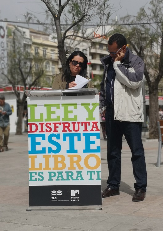 Un matrimonio cubano disfruta de la Feria del Libro de Granada