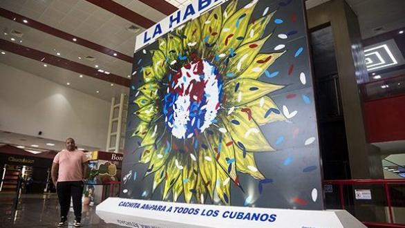 Michel Mirabal junto a su obra en Aeropuerto José Martí