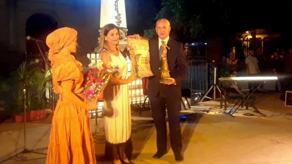 José Carlos de Santiago recibe El Angelote en Holguín 