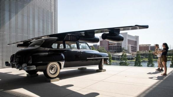 La escultura Hybrid of a Chrysler 