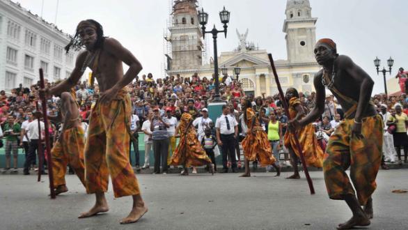 personas bailando- fiesta del fuego 