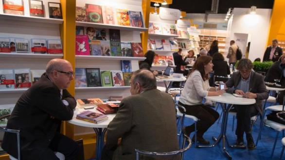 personas en feria del libro LIBER