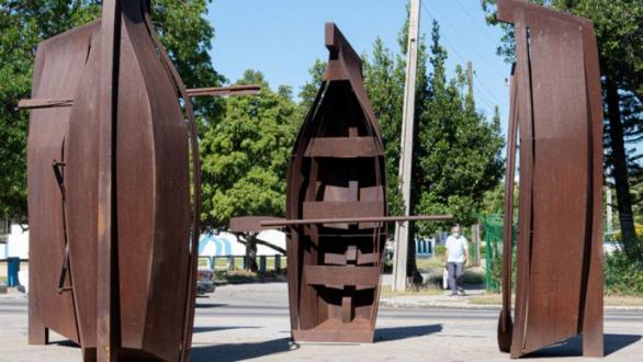 obra de Kcho emplazada en 5ta avenida como parte de la muestra Manifiesto en la Bienal de La Habana. Foto ACN 