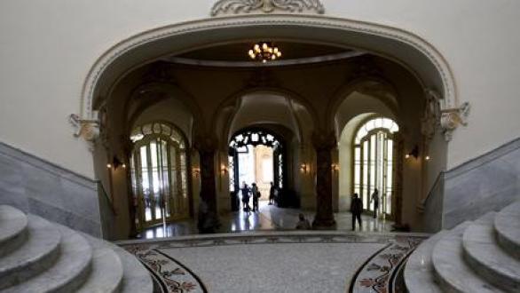 Personas a la entrada del gran teatro de la habana