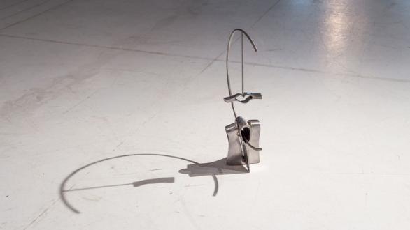 Sahatsa Jauregi, Sin título I, 2021. De la serie Aizkora. Hacha, hoja de acero y varillas, 43 x 28 x 10 cm