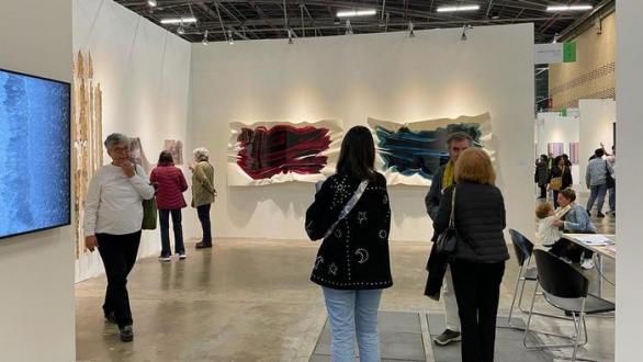 personas disfrutan de la obra de Miler Lagos en ARTBO 2022