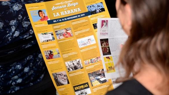 persona viendo programa de la semana belga en Cuba 