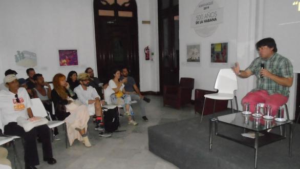 Asistentes a conferencia de Iván de la Nuez 